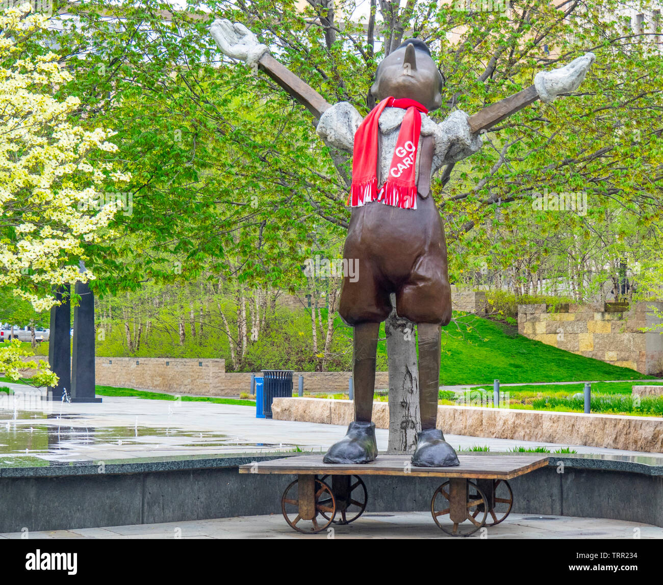 Öffentliche Kunst Skulptur Große weiße Handschuhe, große Vier Räder von Bildhauer Jim Dine in Stadt Garten Skulptur Park St Louis Missouri USA. Stockfoto