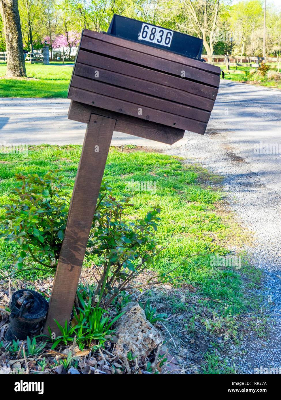 Schiefe Holz- Letterbox. Stockfoto