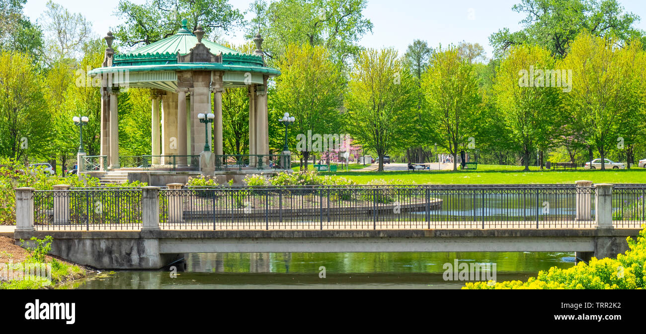 Nathan Frank Musikpavillon eine Rotunde auf einer Insel in der Mitte eines Sees im Forest Park von St. Louis Missouri USA. Stockfoto
