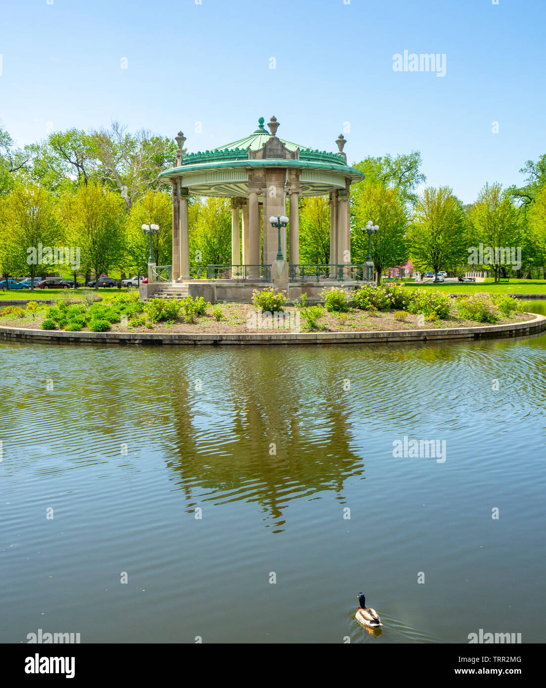 Nathan Frank Musikpavillon eine Rotunde auf einer Insel in der Mitte eines Sees im Forest Park von St. Louis Missouri USA. Stockfoto