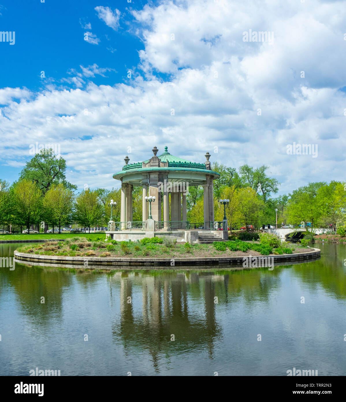 Nathan Frank Musikpavillon eine Rotunde auf einer Insel in der Mitte eines Sees im Forest Park von St. Louis Missouri USA. Stockfoto