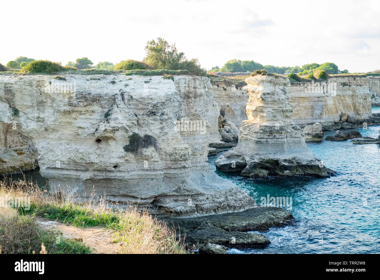 Blick auf die Faraglioni von Sant Andrea in der Nähe von Otranto Salento, majestätischen Felsen nur wenige Meter von der Küste des südlichen Italien. Stockfoto