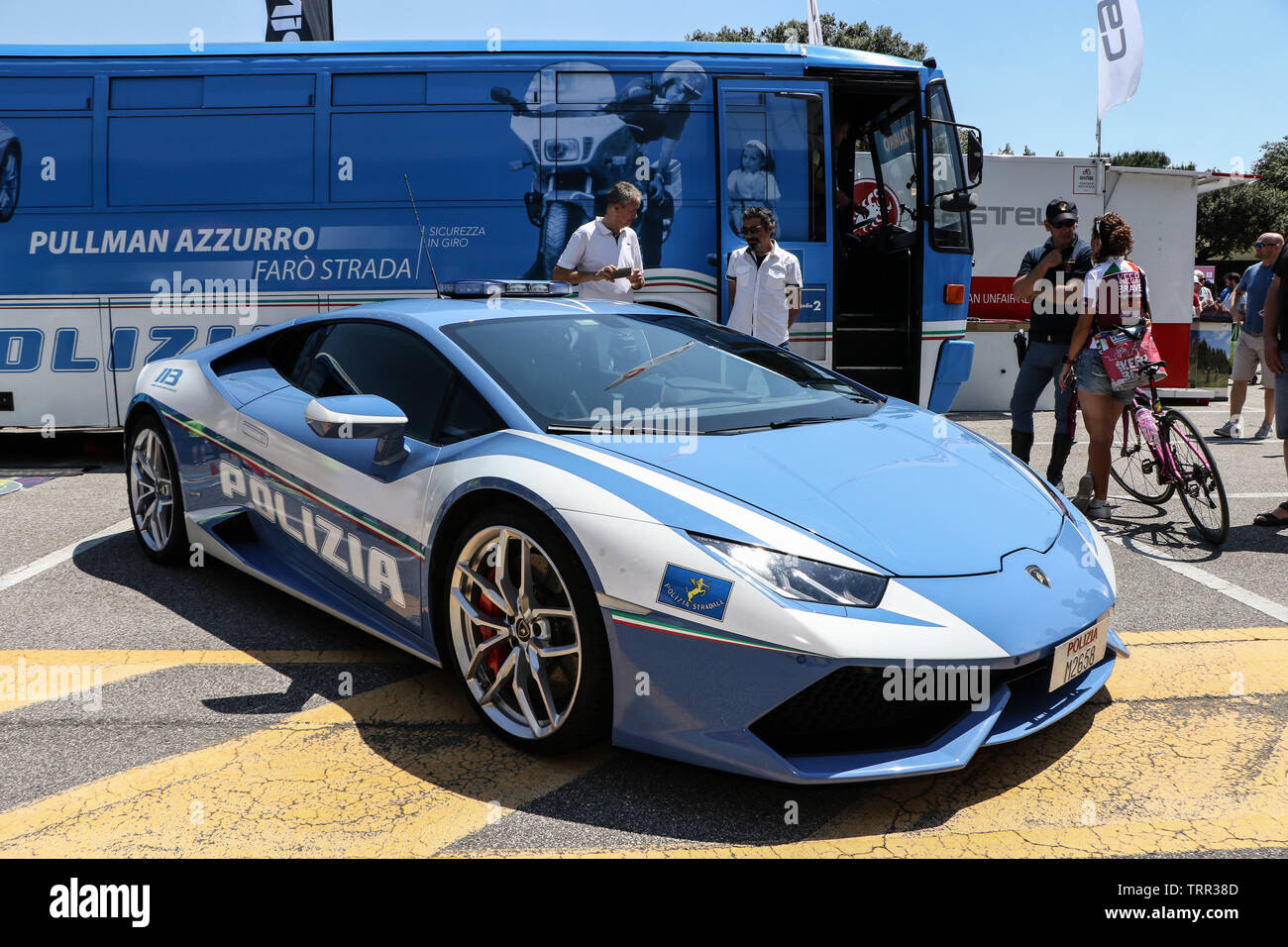 Das Pullman Azzurro der italienischen Polizei die Polizia Stradale am Giro d'Italia 2019 in Verona Italien Stockfoto