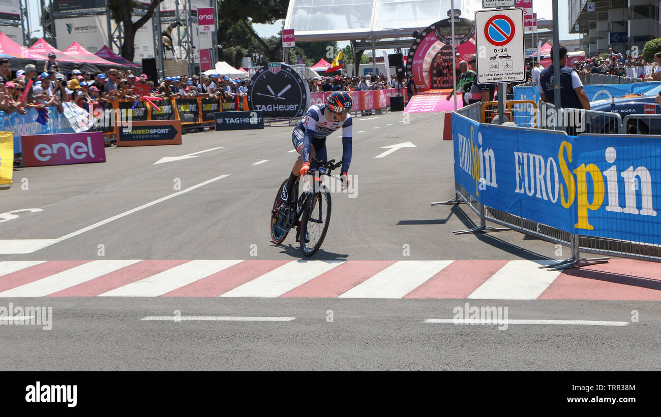 Pro Radfahrer konkurrieren in einem Zeitfahren in der letzten Etappe des Giro d'Italia 2019 in Verona, Italien Stockfoto