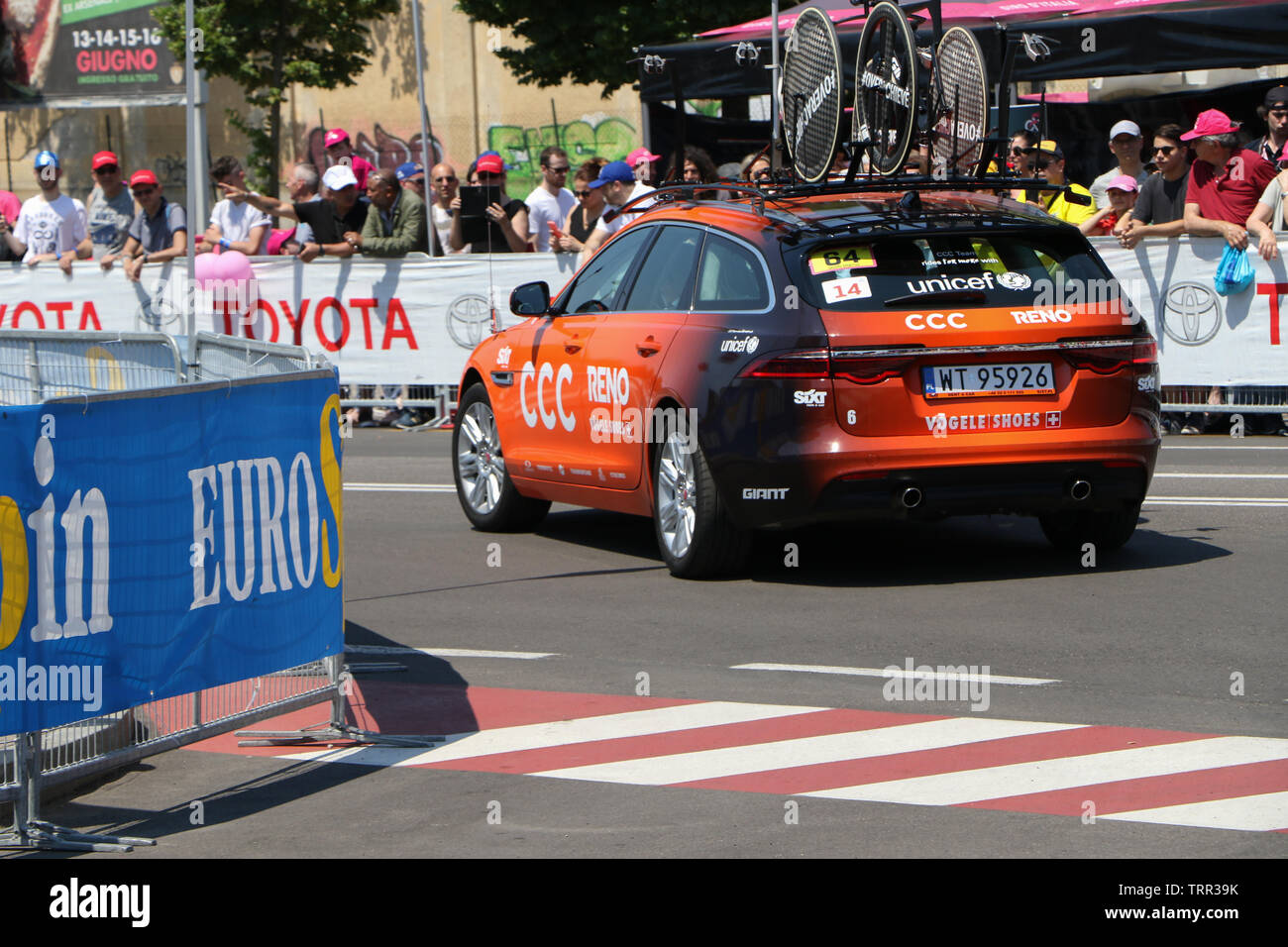 Pro Cycling Team CCC Auto nach dem Time Trial Phase 21 der Giro d'Italia 2019 in Verona, Italien Stockfoto