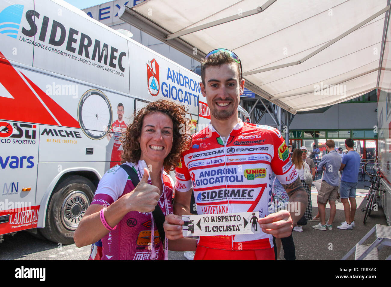 Paola Gianotti mit Mattia Cattaneo italienischer Radfahrer in der letzten Phase 21 Der 2019 Giro d'Italia Zeitfahren in Verona @ Fabrizio Malisan Fotografie Stockfoto