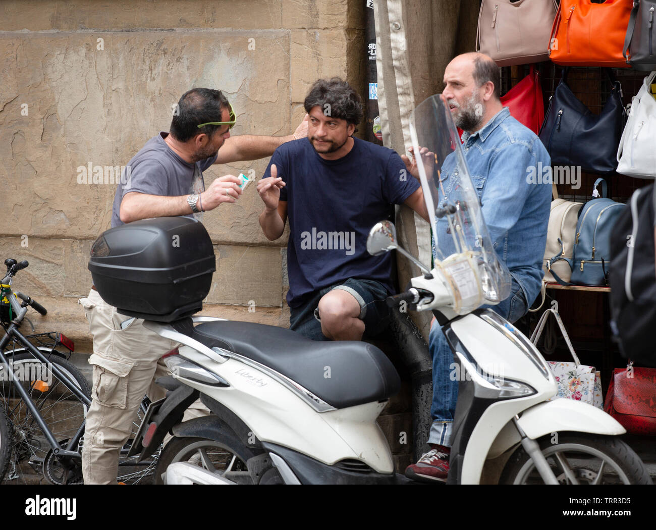 Drei Männer, die im Zentrum von Florenz, Italien Stockfoto