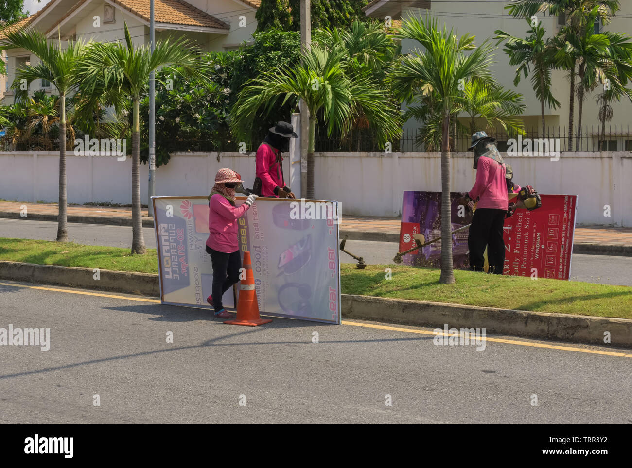 JOMTIEN, THAILAND - APRIL 22,2019: Zweite Straße Thailändische Arbeiter Vorbereitung waren ein Bereich der Straße für Werbeplakate. Stockfoto