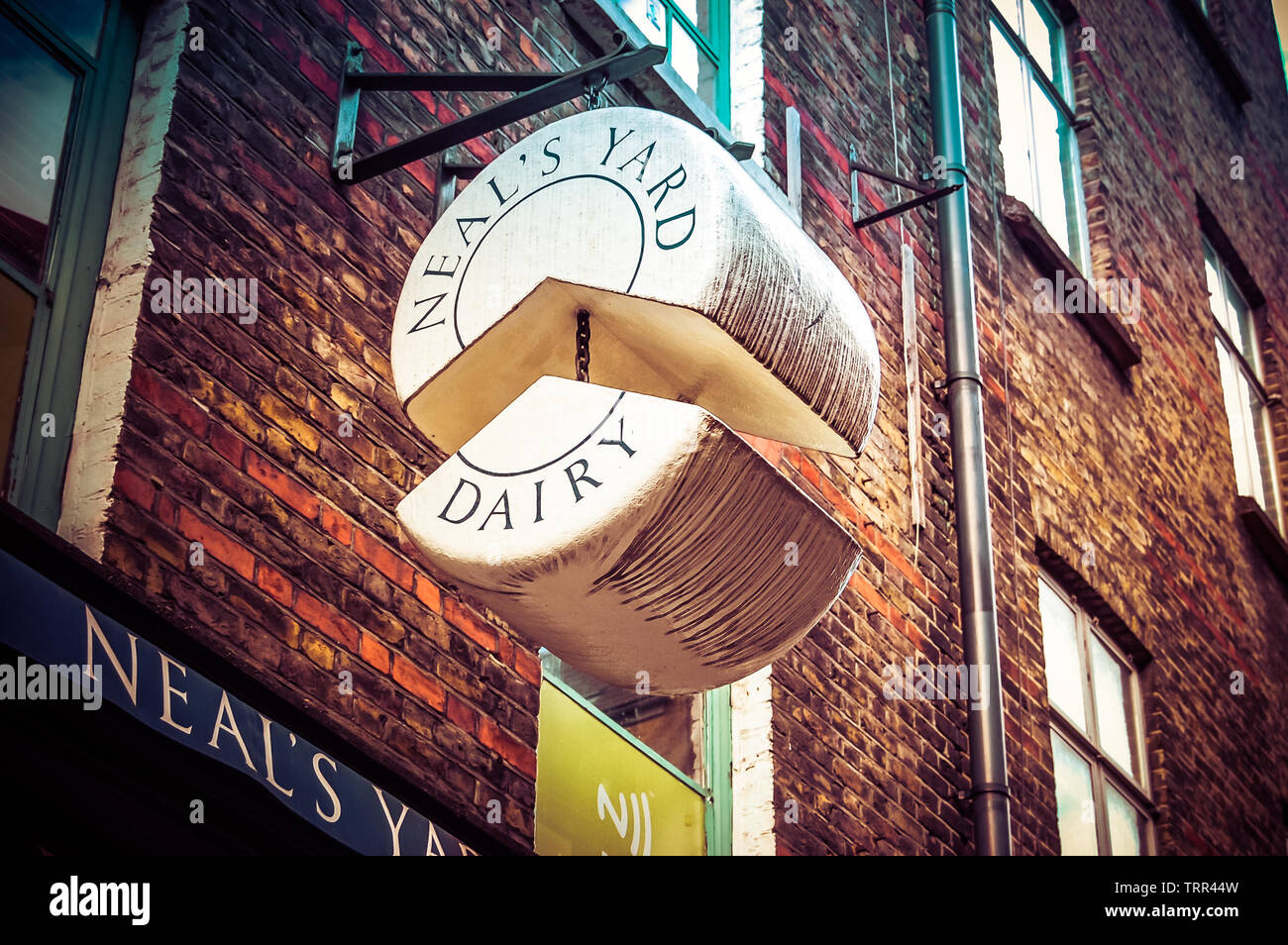 London, England - 19. Oktober 2014: Neal's Yard Dairy in Borough Market, London. Stockfoto