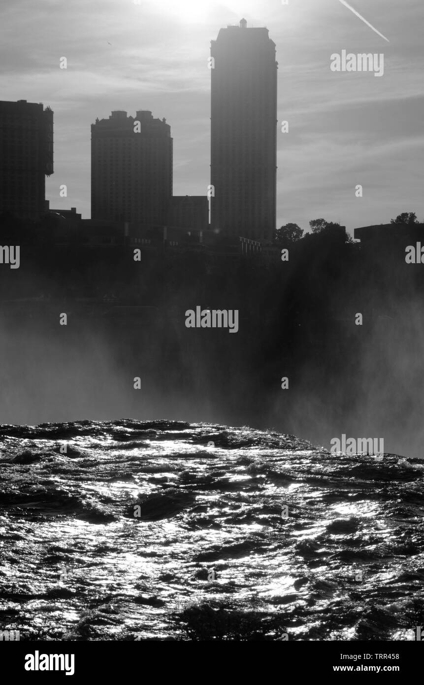 Drop-Off auf Niagara Falls mit Sicht auf die City Skyline im Hintergrund Stockfoto