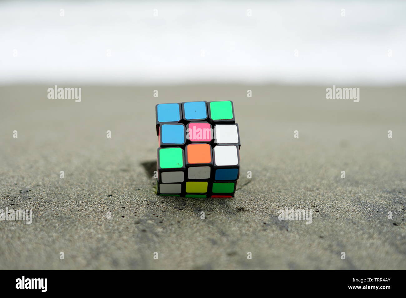 Banda Aceh, Indonesien - Juni 8, 2019: Klassische Rubik's Cube am Strand sand Stockfoto