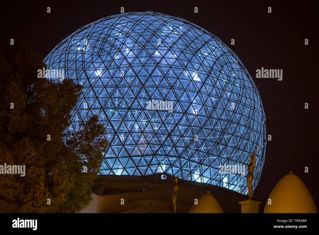 Beleuchtete geodätischen Kuppel des Salvador Dali Museum in Figueres in Katalonien Spanien Stockfoto