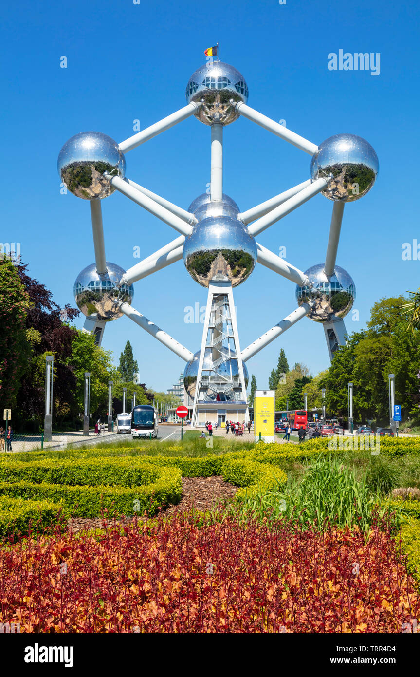 Brüssel Atomium Brussels Square de l'Atomium Blumenschmuck auf dem Kreisverkehr Boulevard de Centaire Brüssel Belgien Eu Europa Stockfoto