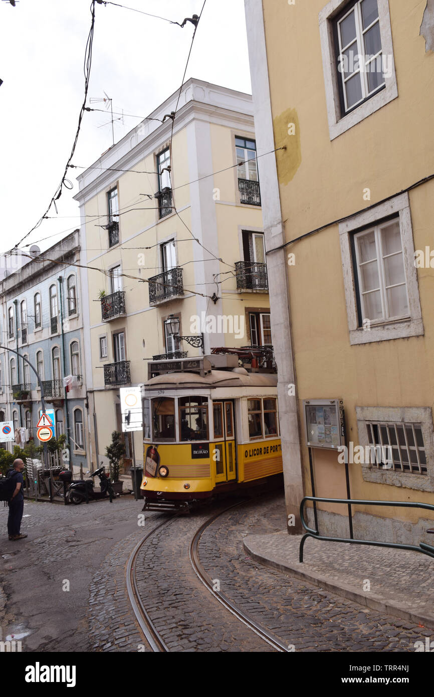 28 E Straßenbahn, viel von Touristen, Alfama, Lissabon, Portugal, Juni 2019 Stockfoto