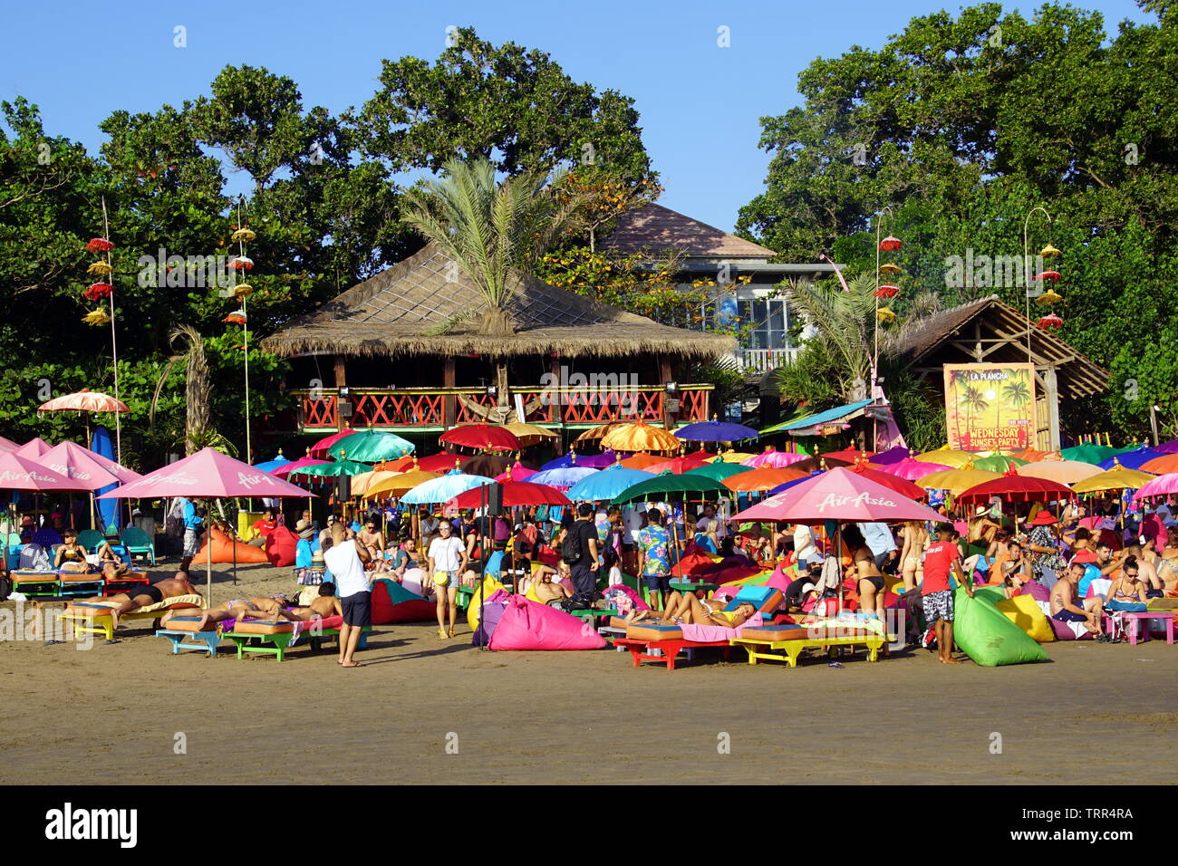 Seminyak, Kuta, Bali, Indonesien - 14. August 2018: Touristen an einem sommerlichen Tag an der Bar und im Restaurant La Plancha Strand am Strand von Seminyak, Bali, Indonesien Stockfoto