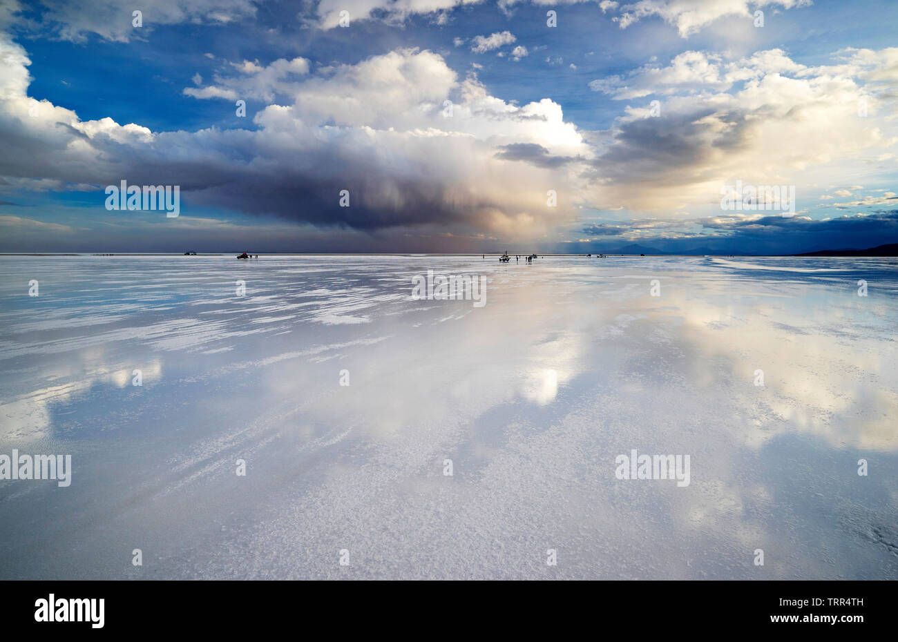 Die Spiegelung der Oberfläche des Salar de Uyuni während der Regenzeit Stockfoto