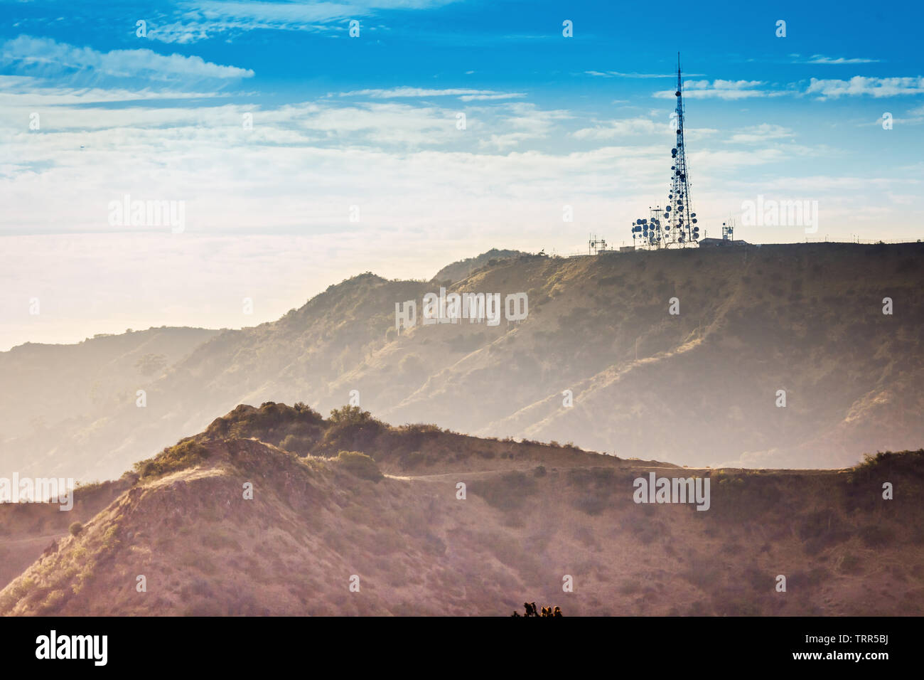 LOS ANGELES, Ca - 30. JULI 2018: Hollywood Seufzer weißen Buchstaben auf dem Mount Lee Griffith Observatory gesehen. Stockfoto