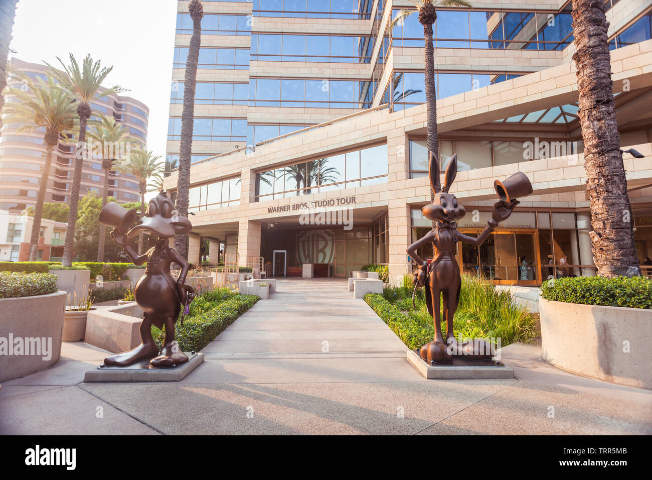 BURBANK, Kalifornien - 11. August 2018: Der Zutritt zu Warner Brothers Studio Tour mit Bugs Bunny und Duffy Duck Statuen am Eingang, die beliebte Stockfoto