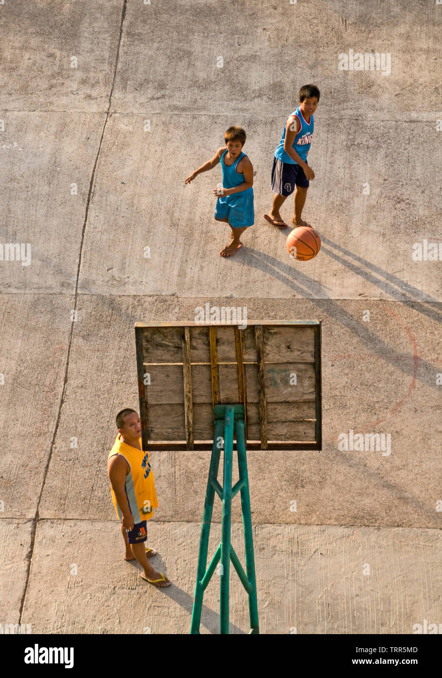 Basketball ist der Sport der Filipinos. basketballplätze Öffnen alle über den Philippinen gesehen werden kann. Kinder start Junge und gefördert. Stockfoto