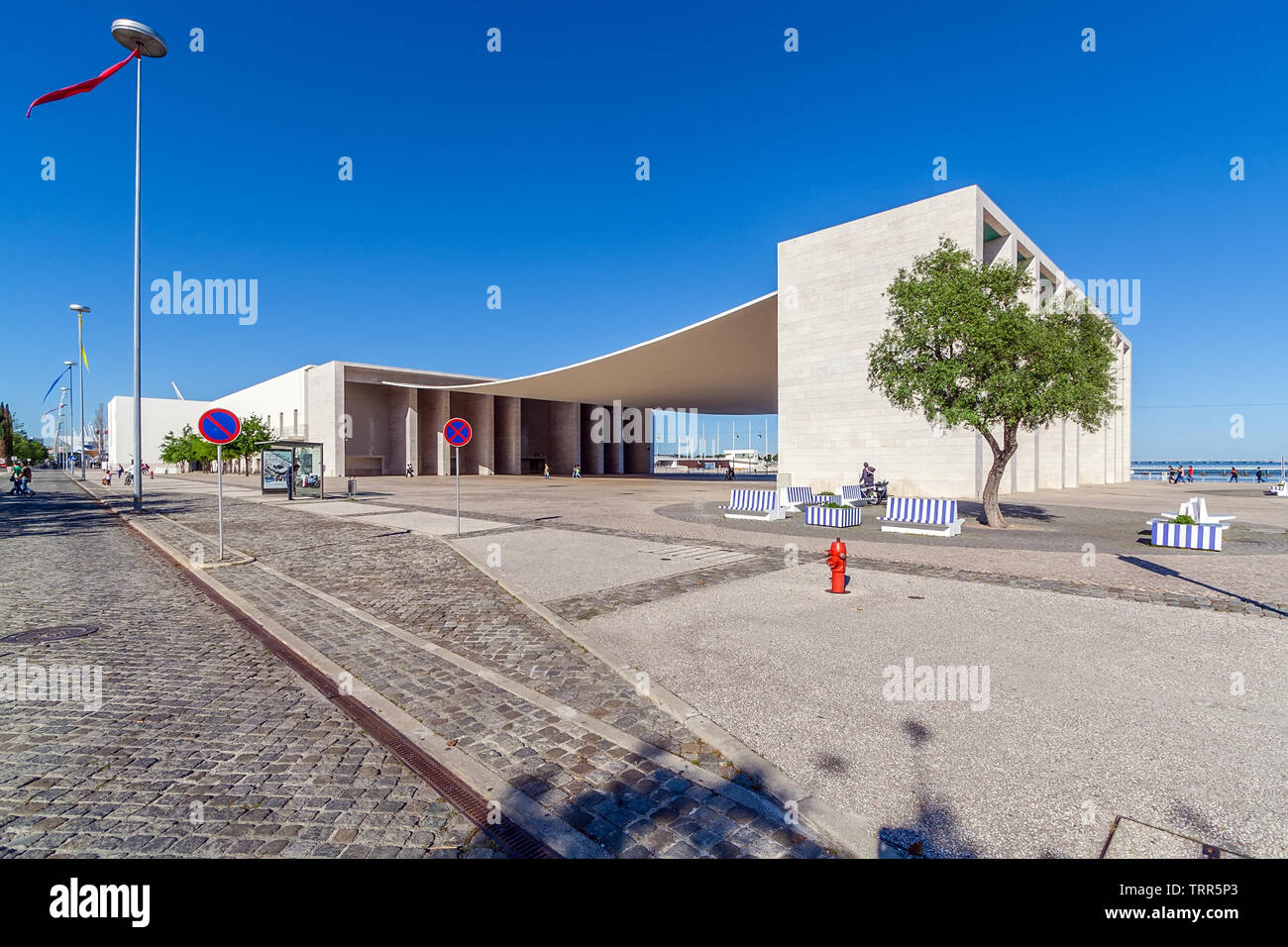 Lissabon, Portugal. Pavilhao de Portugal oder Portugiesischen Pavillon mit berühmten konkrete Vordach. Parque das Nacoes oder Park der Nationen. Von Alvaro Siza Vieira Stockfoto