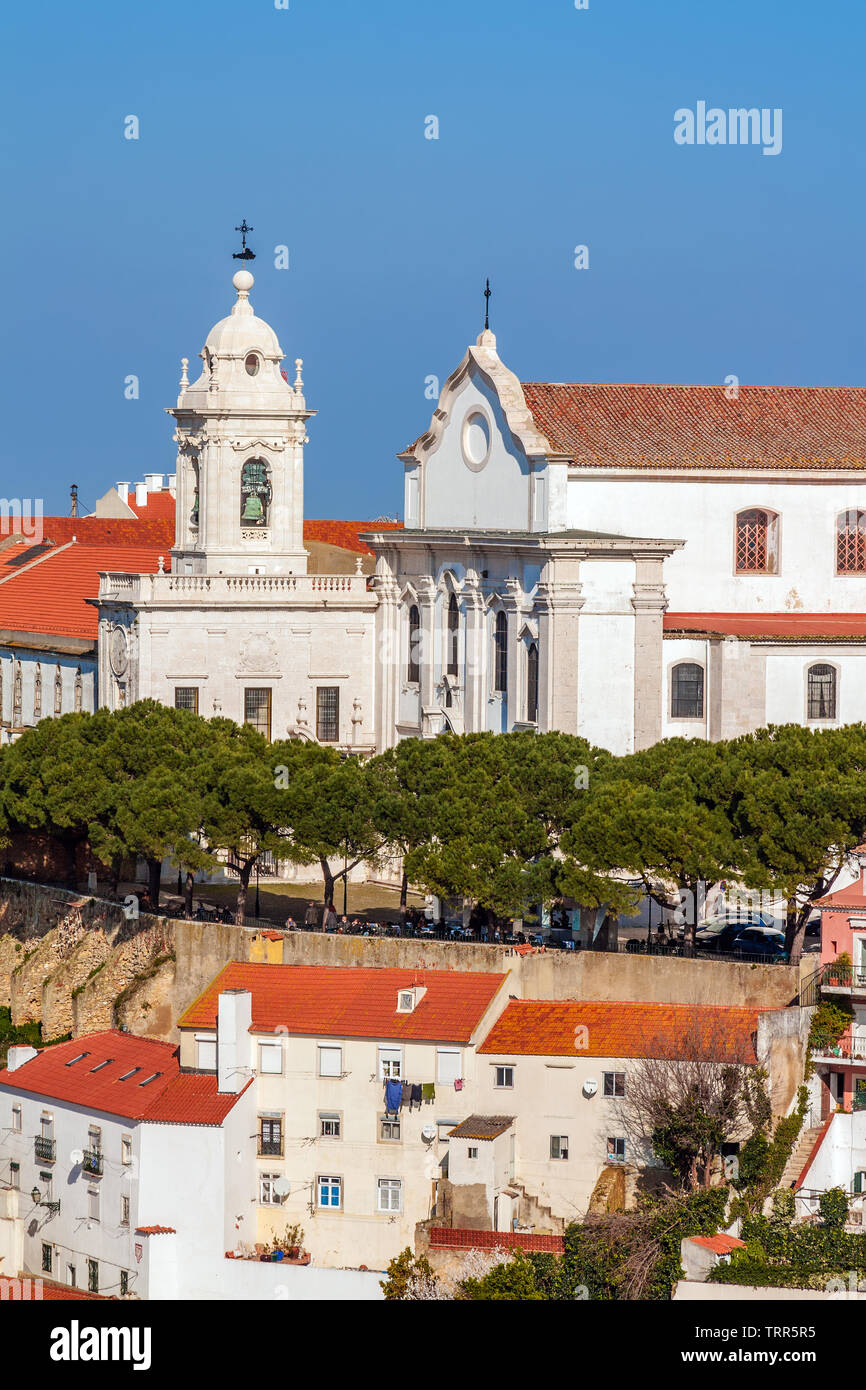 Lissabon, Portugal. Graca Kirche und Kloster und Sophia de Mello Breyner Andresen Sicht aka Graca Aussichtspunkt. Stockfoto