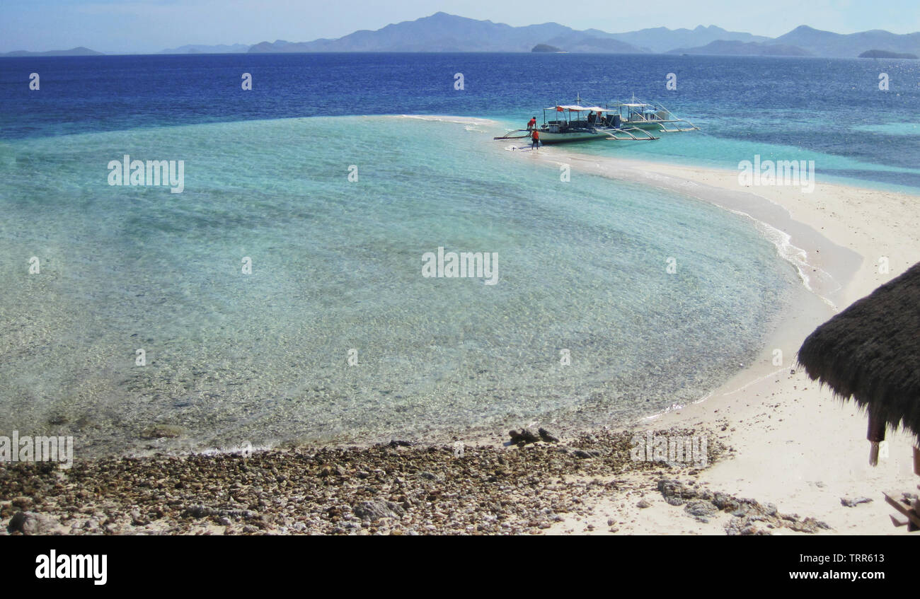 Palawan hat die beste Insel der Welt durch Reisen und Freizeit für seine weissen Strände, blaues Meer und Himmel, warme Klima und die reichen Gewässern gewählt worden. Stockfoto