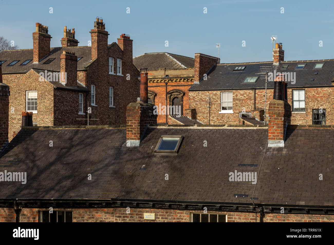 Alte Dächer und typische Schornsteine Töpfe in York, Yorkshire, England, Großbritannien Stockfoto