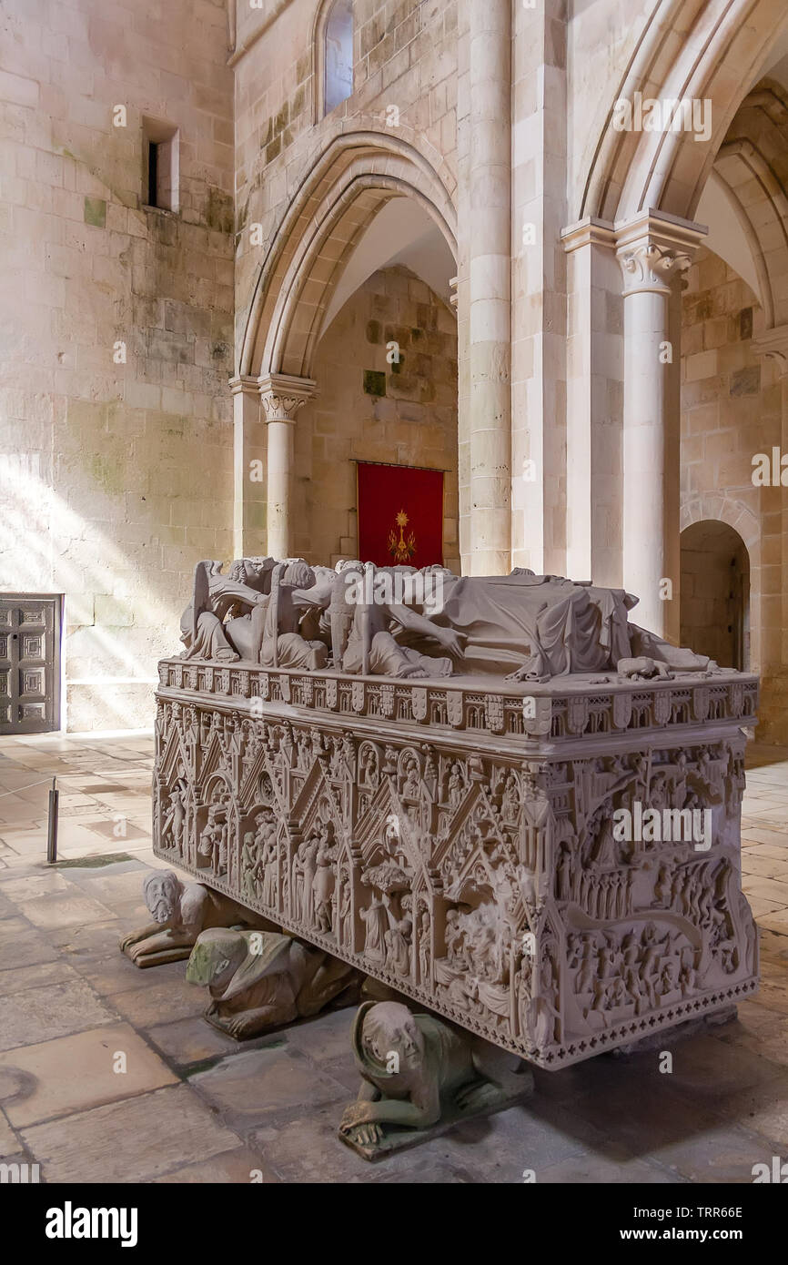 Alcobaca, Portugal. Gothic Grab der Königin Ines de Castro mit liegerad Bildnis und Engel. Monasterio de Santa Maria de Alcobaca Abtei. Grabkunst ma Stockfoto