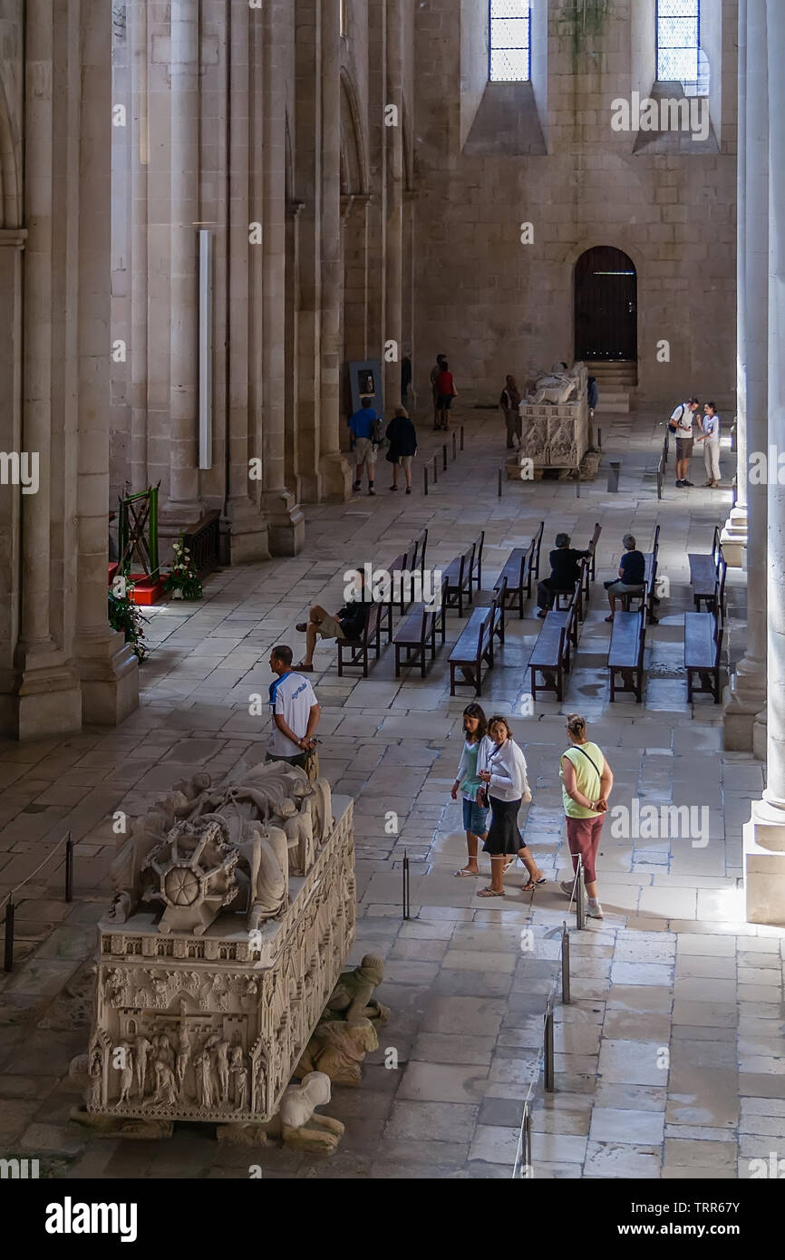 Alcobaca, Portugal. Querschiff der gotischen Kloster von Santa Maria de Alcobaca Abtei mit Gräbern von Pedro und Ines einander gegenüber. Zisterzienser Religiöse Stockfoto