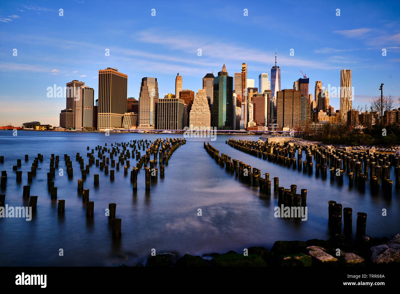 Abgebildet ist die Skyline von New York aus Brooklyn. Stockfoto