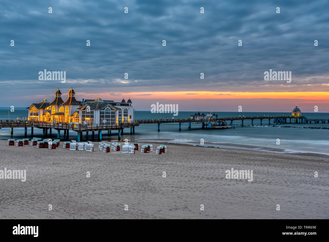Früh morgens am schönen Meer Seebrücke von Sellin auf der Insel Rügen, Deutschland Stockfoto