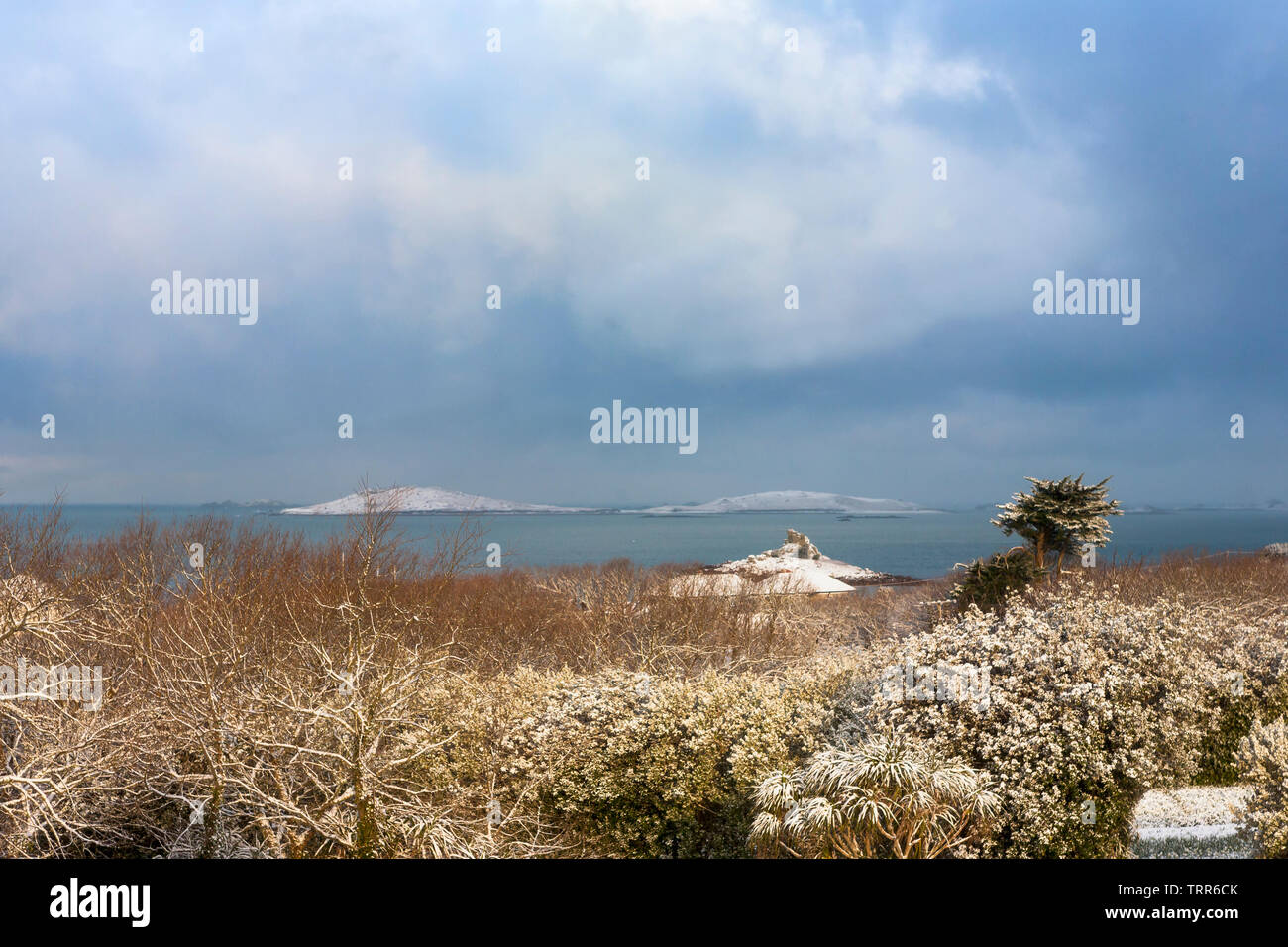 Seltene Schneefall, felsigen Hügel, St. Mary's, mit Blick auf die Straße zu Samson, Isles of Scilly, UK, März 2018 Stockfoto