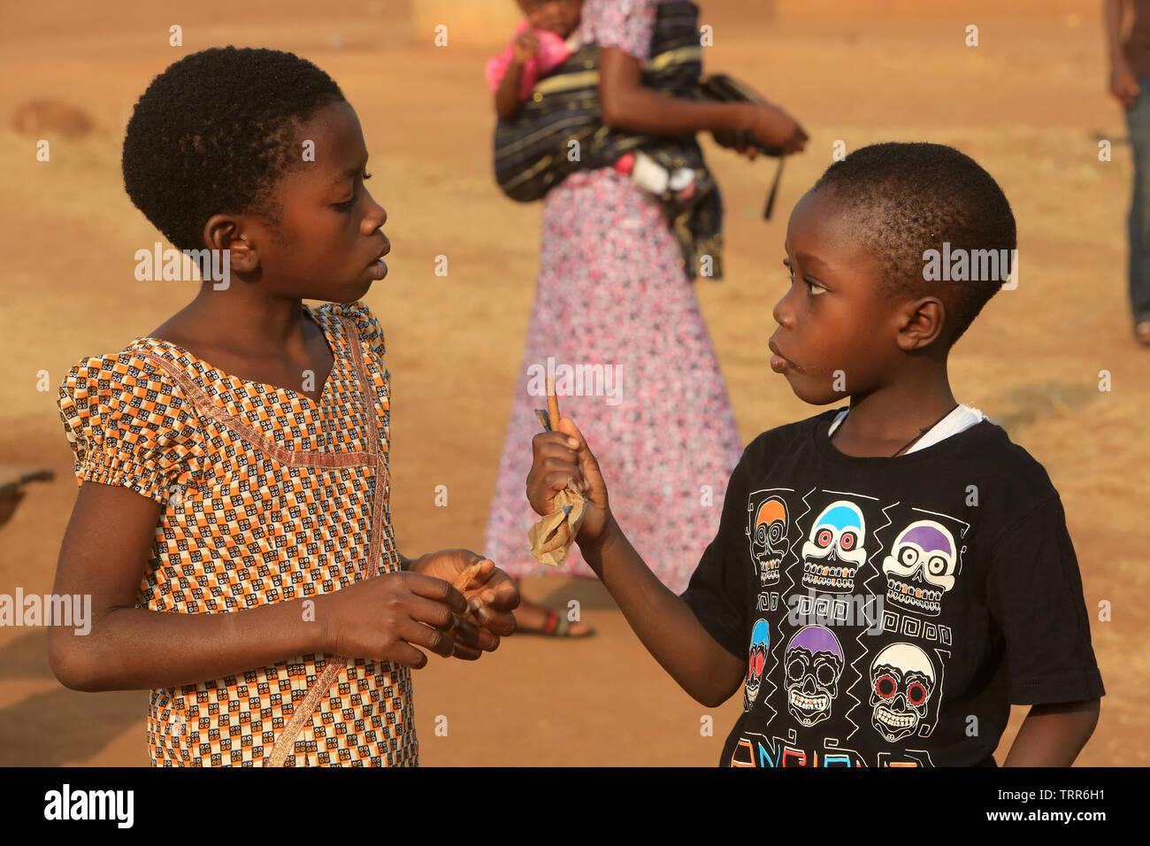 Jeunes enfants togolais discutant. Atakpamé. Togo. Afrique de l'Ouest. Stockfoto