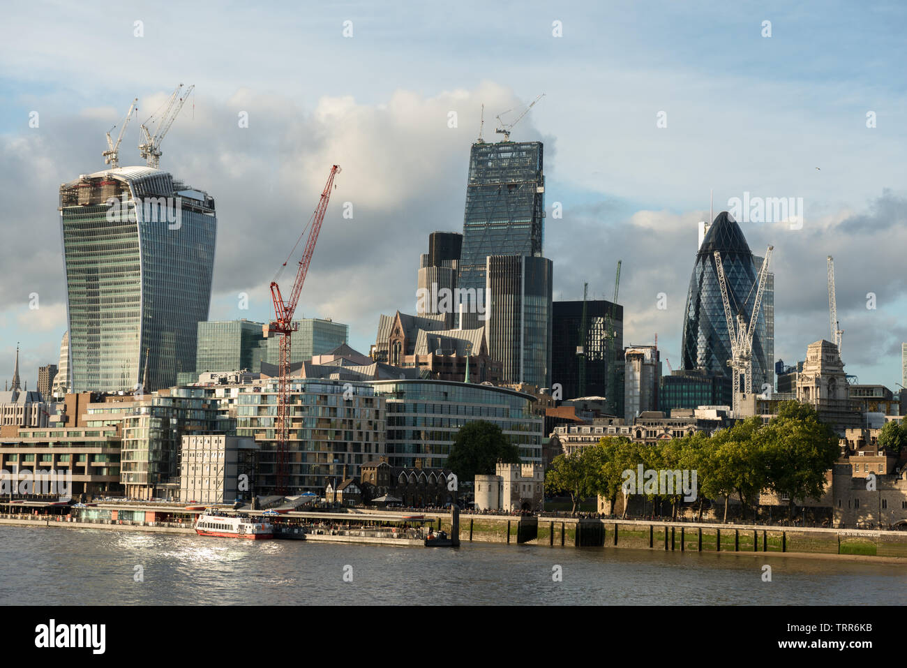 Der Bau des Walkie Talkie an der 20 Fenchurch Street und des Cheesegrater oder des Leadenhall Building wurde 2013 in Bau genommen Stockfoto