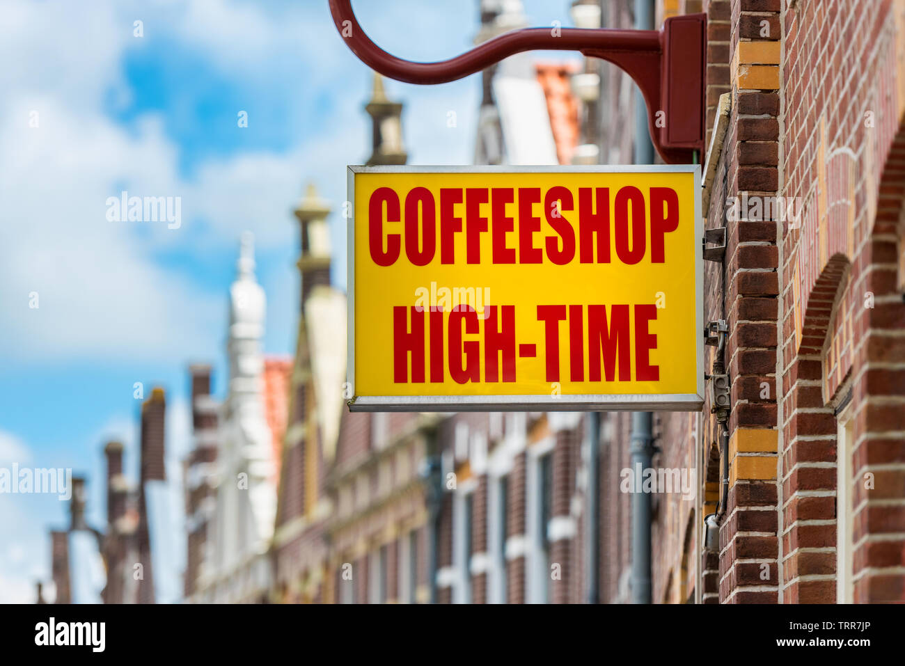 Coffeeshop "High-Time" in Alkmaar, Niederlande. Coffeeshops in den Niederlanden sind Orte, an denen sie legal ist, Cannabis zu kaufen. Stockfoto