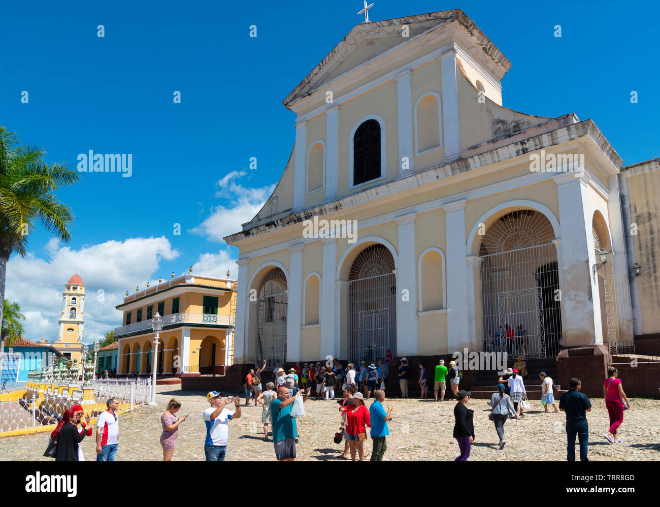 Touristen außerhalb der Kirche der Heiligen Dreifaltigkeit oder Iglesia: Iglesia de Santisima, Plaza Mayor, Trinidad, Sancti Spiritus, Kuba, Karibik Stockfoto