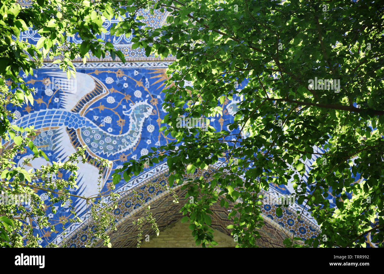 In Buchara Simurgh madrasa Tor auf blauen Mosaikfliesen dargestellt Stockfoto