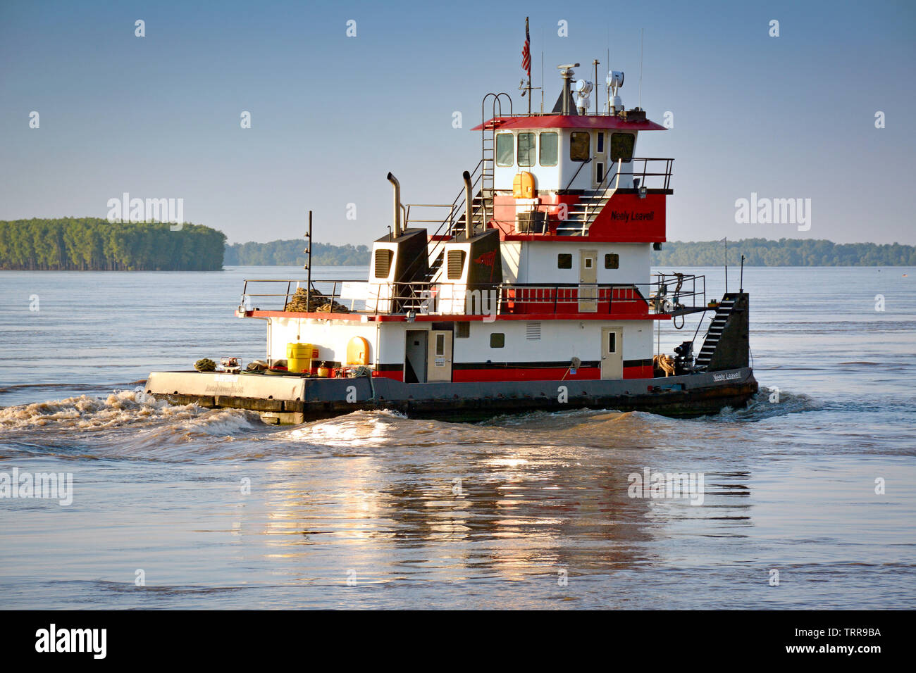 Ansicht eines Tug Boat oder Drücker Boot auf dem mächtigen Mississippi River bei Sonnenuntergang in der Nähe von Greenville, Mississippi, USA Stockfoto