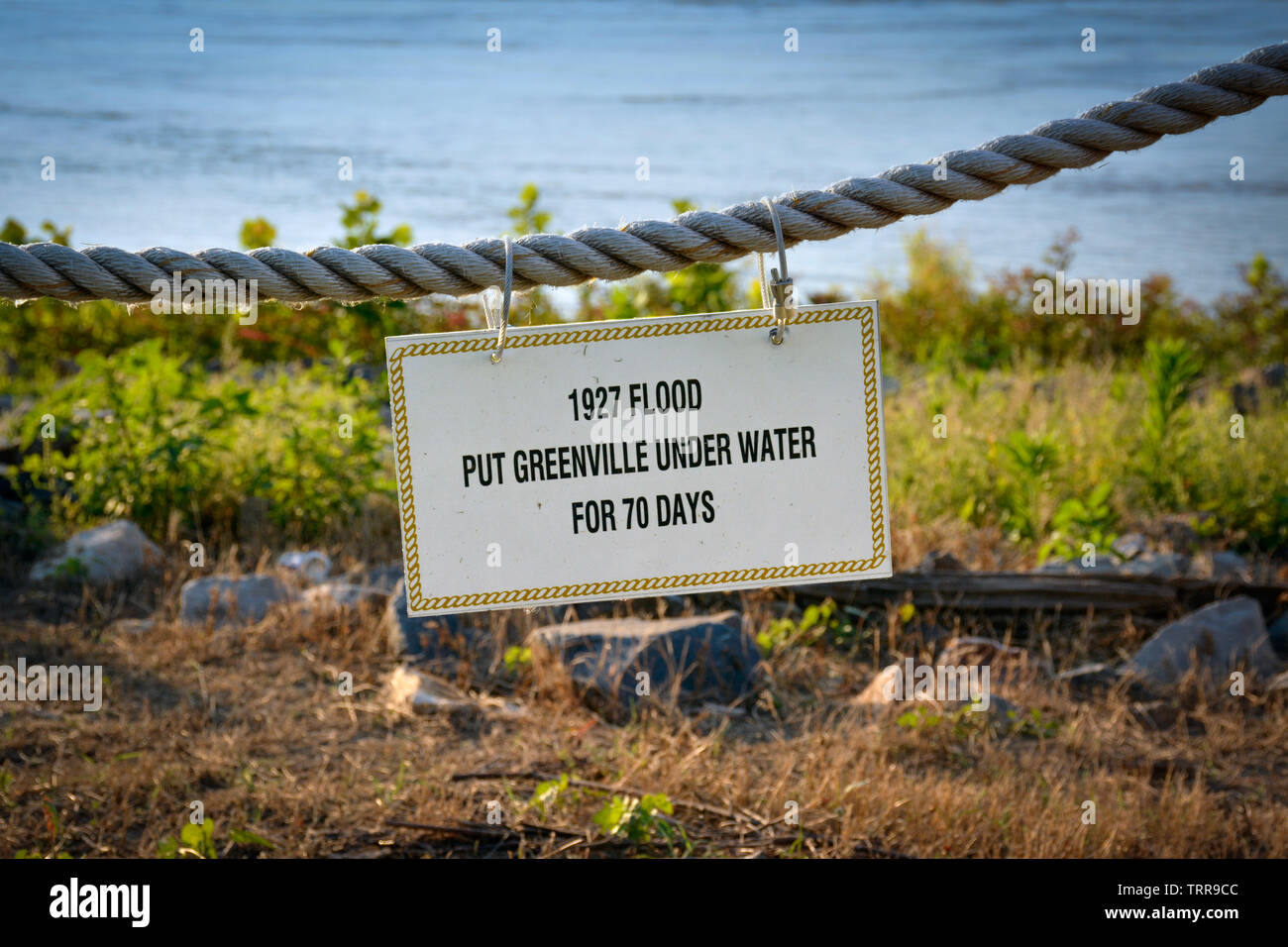 Entlang des schnell fließenden Mississippi River, ein Schild hängt, wenn River Fakten und Besucher Informationen für Touristen in Greenville, MS, USA Stockfoto