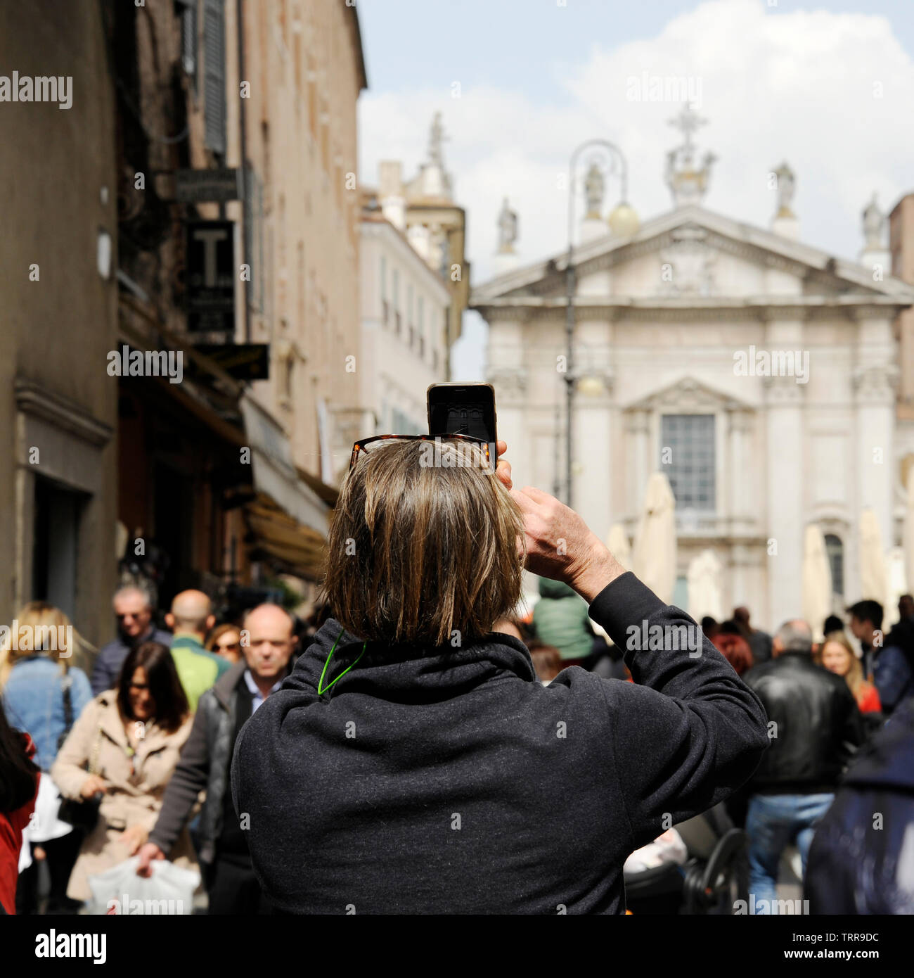 Primo Piano del Turista uomo sulla Strada a Mantova, prendendo Foto di Piazza Sordello con il telefono. Mantova, Italia Stockfoto