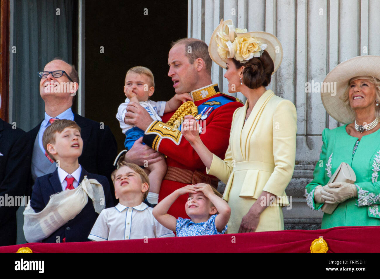 Bild Sequenz 4/5 vom 8. Juni zeigt Prinz Louis seinen Daumen saugen und dann Prinz William sagt ihm, bei der die Farbe heute in London Trooping zu stoppen. Prinz William und Kate Middleton versuchte, kleines Baby Louis zu stoppen von saugenden seinen Daumen, als er sein Debüt der Farbe gestern Trooping (Sat). Die 13 Monate alte war sehr daran interessiert, seinen Daumen saugen, wie er von Prinz William auf dem Balkon des Buckingham Palastes statt der RAF fliegen zu lassen. Aber der Herzog von Cambridge schien nicht zu scharf auf Louis seinen Daumen saugen in öffentlichen und vorsichtig versucht, seinen Daumen aus seinem mout zu lösen. Stockfoto