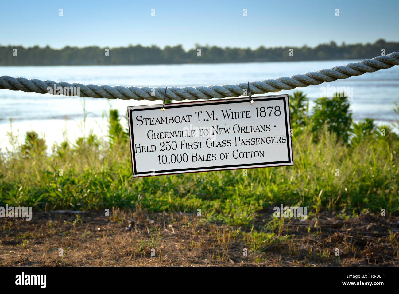 Entlang des schnell fließenden Mississippi River, ein Schild hängt, wenn River Fakten und Besucher Informationen für Touristen in Greenville, MS, USA Stockfoto