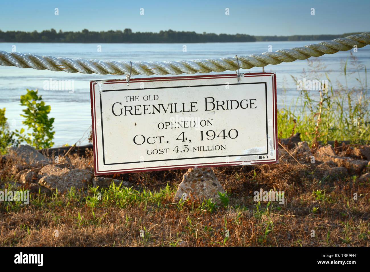 Entlang des schnell fließenden Mississippi River, ein Schild hängt, wenn River Fakten und Besucher Informationen für Touristen in Greenville, MS, USA Stockfoto