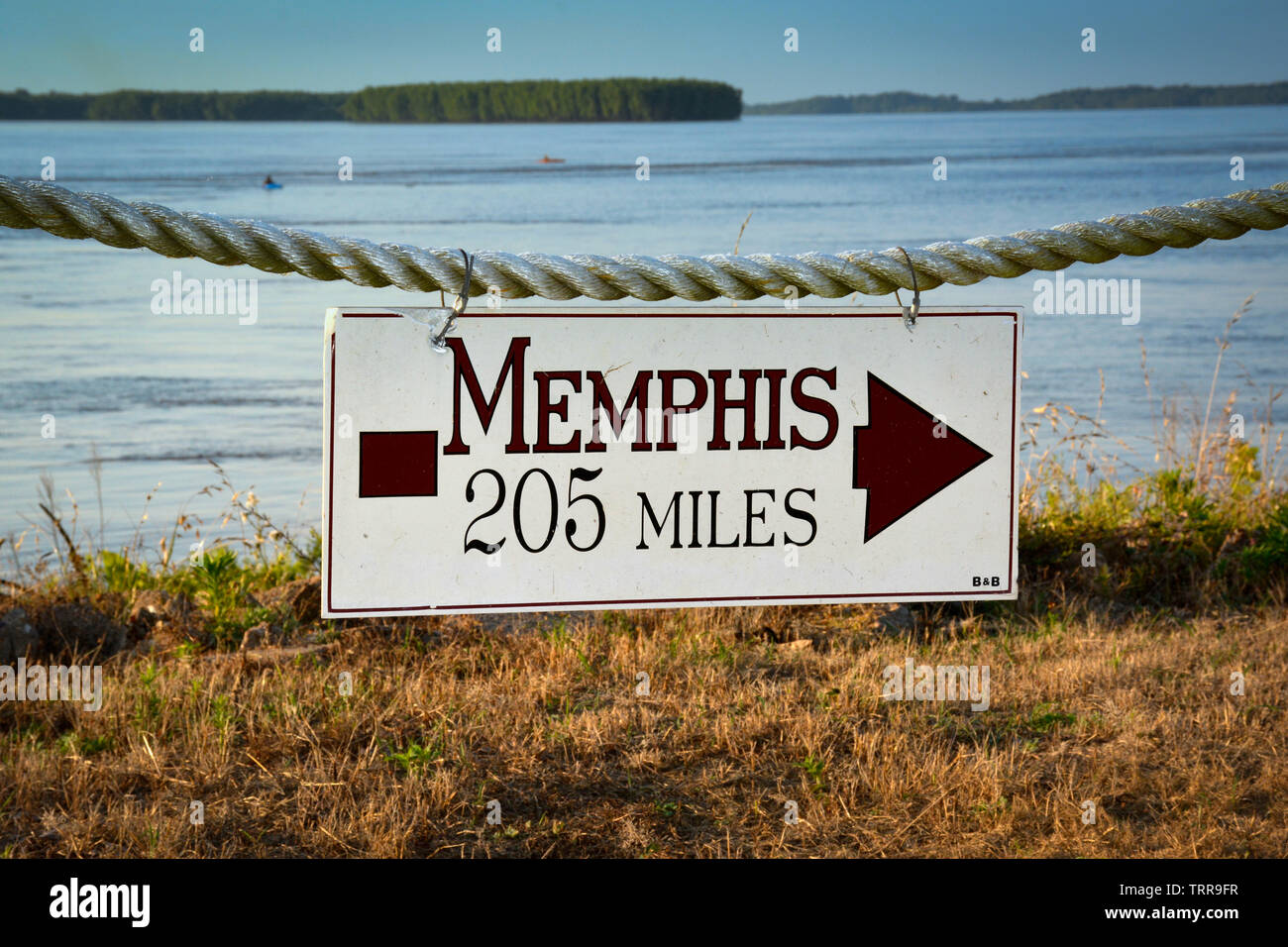 Entlang des schnell fließenden Mississippi River, ein Zeichen hängt mit einem Pfeil, der den Weg zu 205 Meilen nach Memphis, für Touristen in Greenville, MS, USA Stockfoto