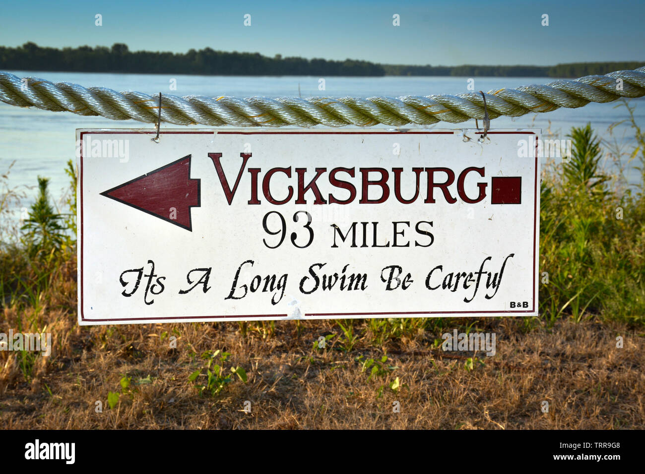 Entlang des schnell fließenden Mississippi River, ein Zeichen hängt mit einem Pfeil, der den Weg zu 93 Meilen von Vicksburg für Touristen in Greenville, MS, USA Stockfoto