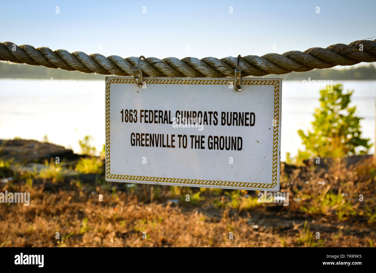 Entlang des schnell fließenden Mississippi River, ein Schild hängt, wenn River Fakten und historische Informationen für Touristen in Greenville, MS, USA Stockfoto