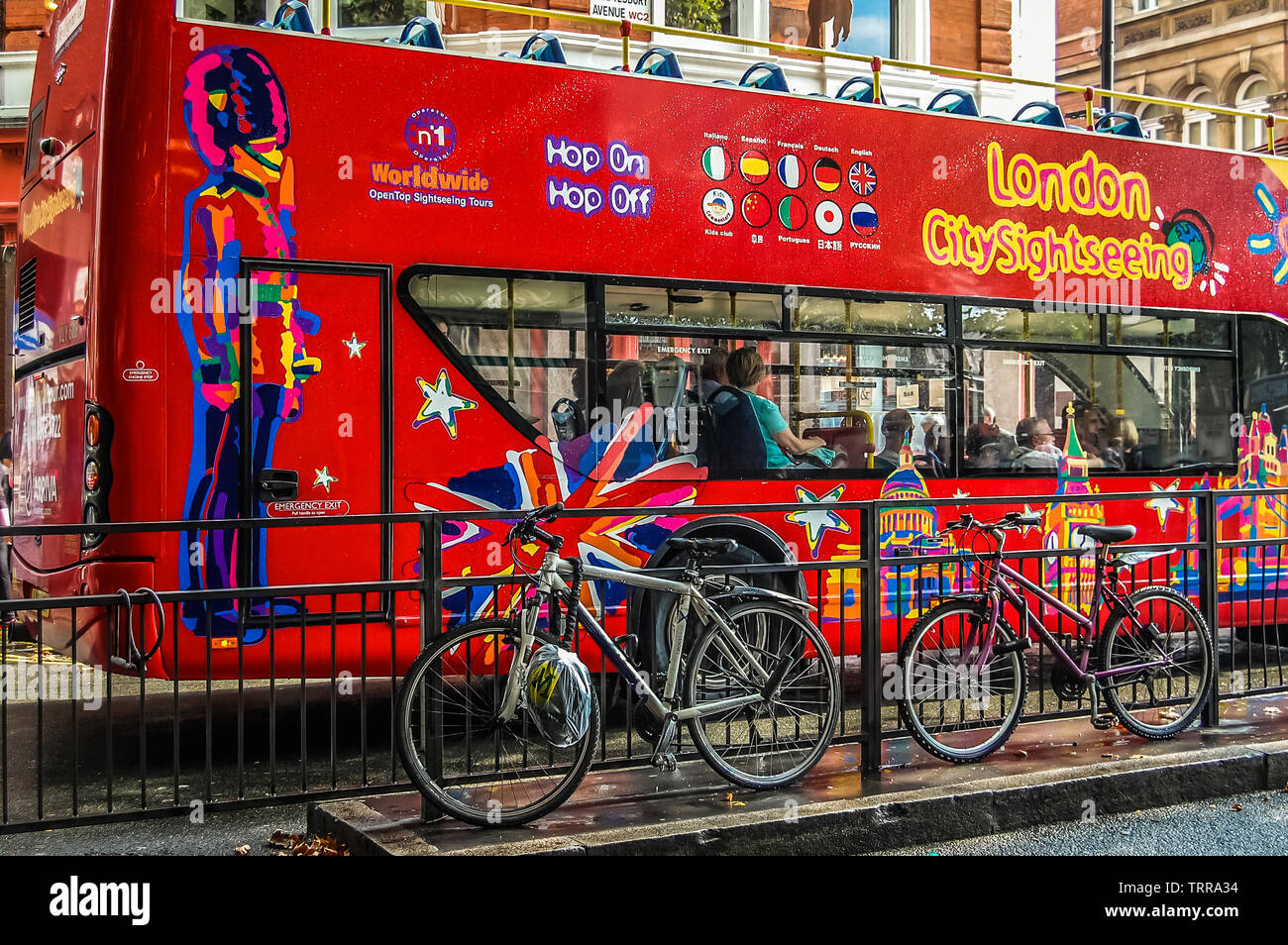 London City Sightseeing Bus, stoppte an der Ampel. Dies ist einer der beste Weg, die meisten von London in kurzer Zeit zu genießen Stockfoto