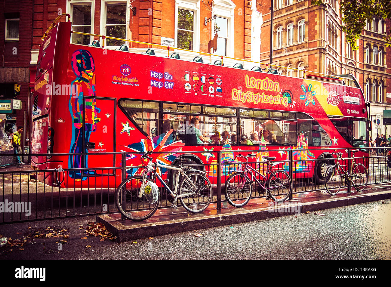 London City Sightseeing Bus, stoppte an der Ampel. Dies ist einer der beste Weg, die meisten von London in kurzer Zeit zu genießen Stockfoto