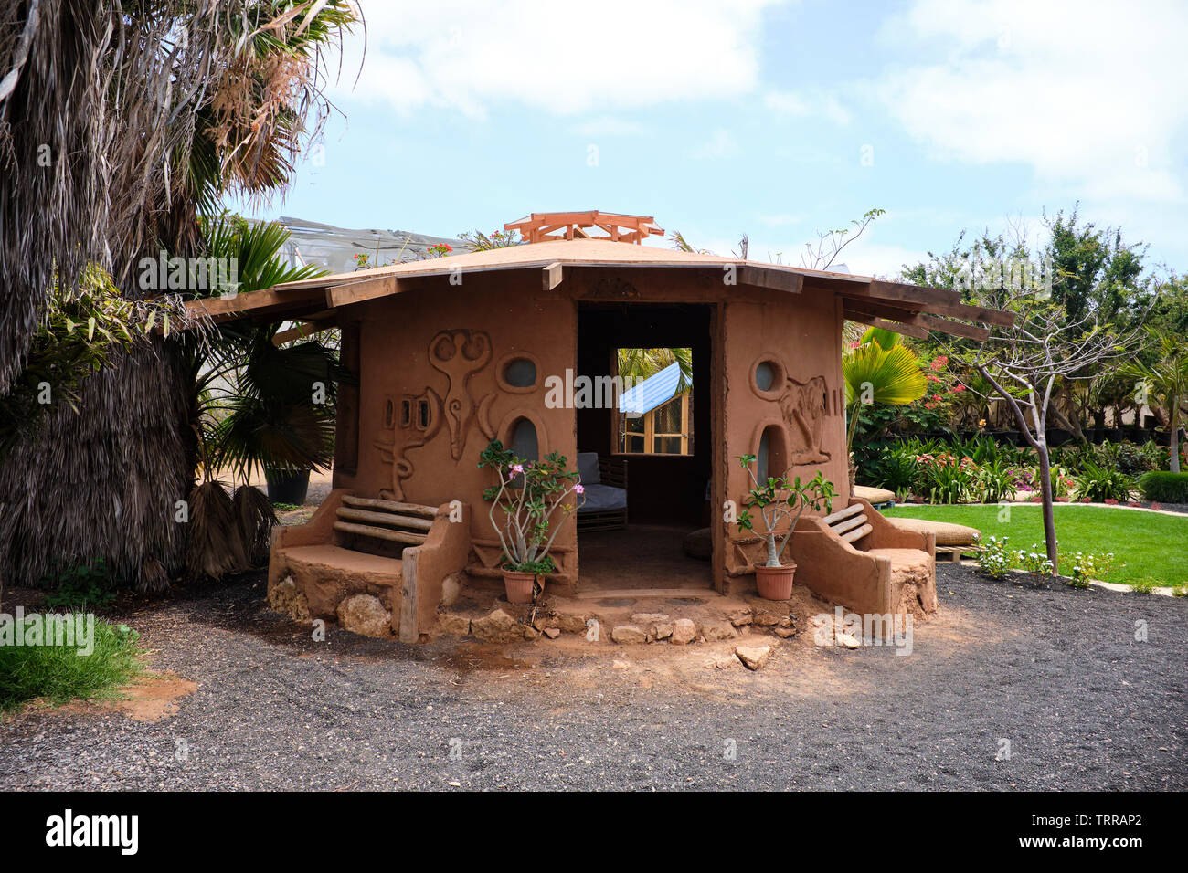 Traditionelle cob Haus oder Casa De Barro innerhalb des Viveiro Botanische Gärten, Insel Sal, Kap Verde, Afrika Stockfoto