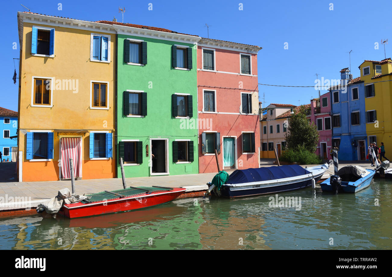 Bunte Häuser und Boote auf der Insel Burano Venedig Italien. Stockfoto